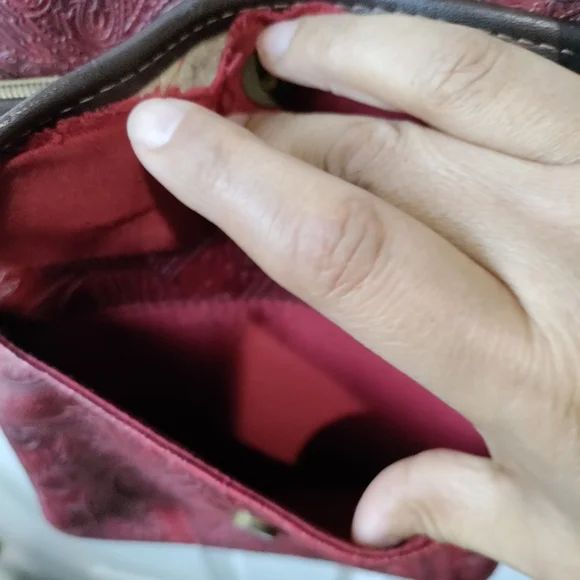 Relic Quality Brand red embossed crossbody bag purse - Picture 6 of 8